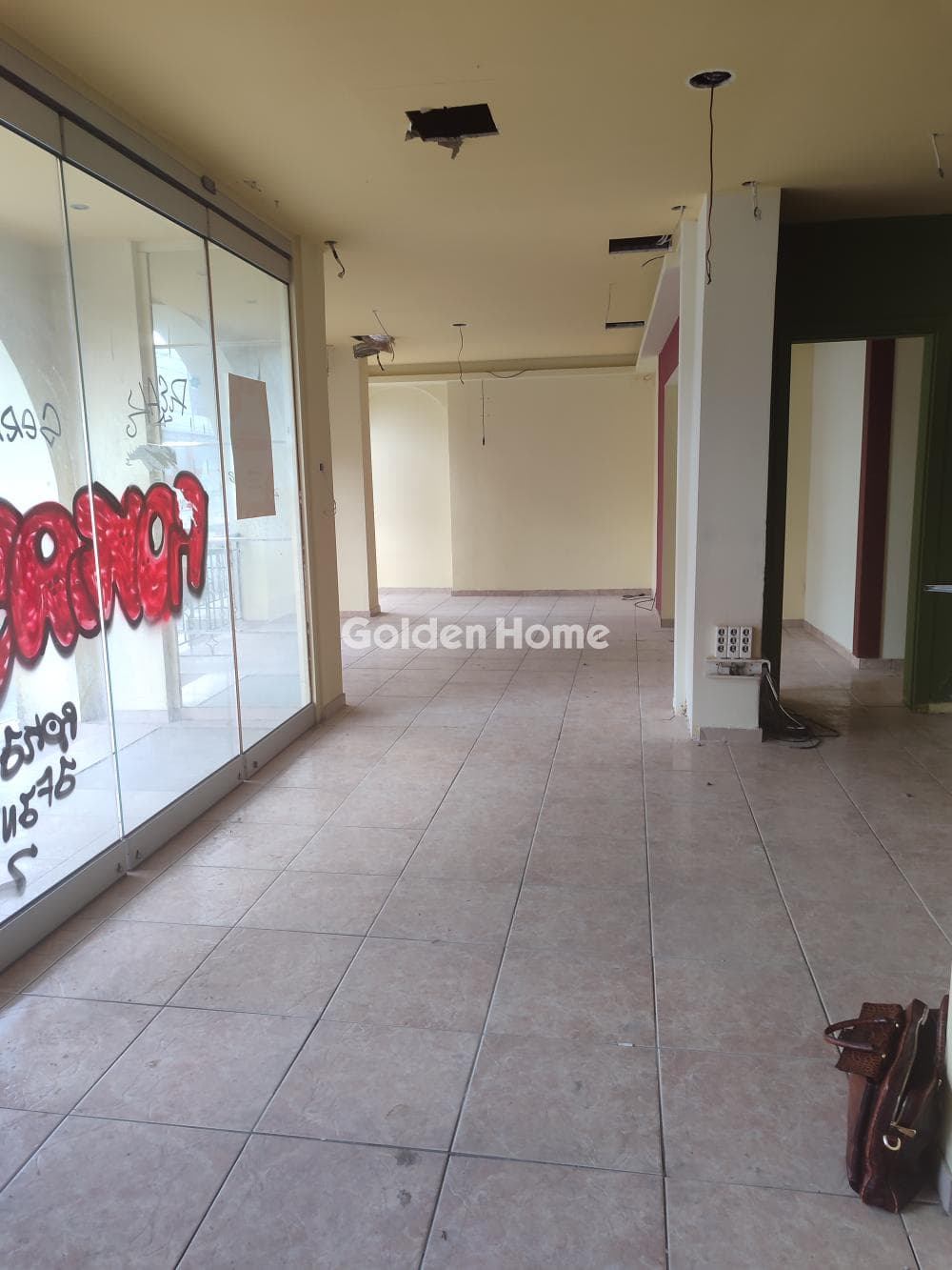 Retail Store in Center, Neos Kosmos — Photo 4 of 8