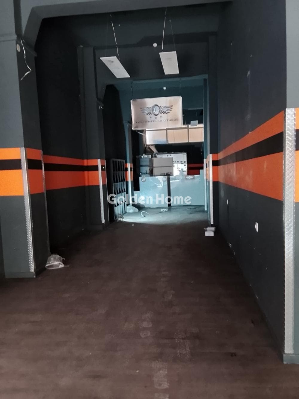 Retail Store in Center, Dafni — Photo 1 of 15