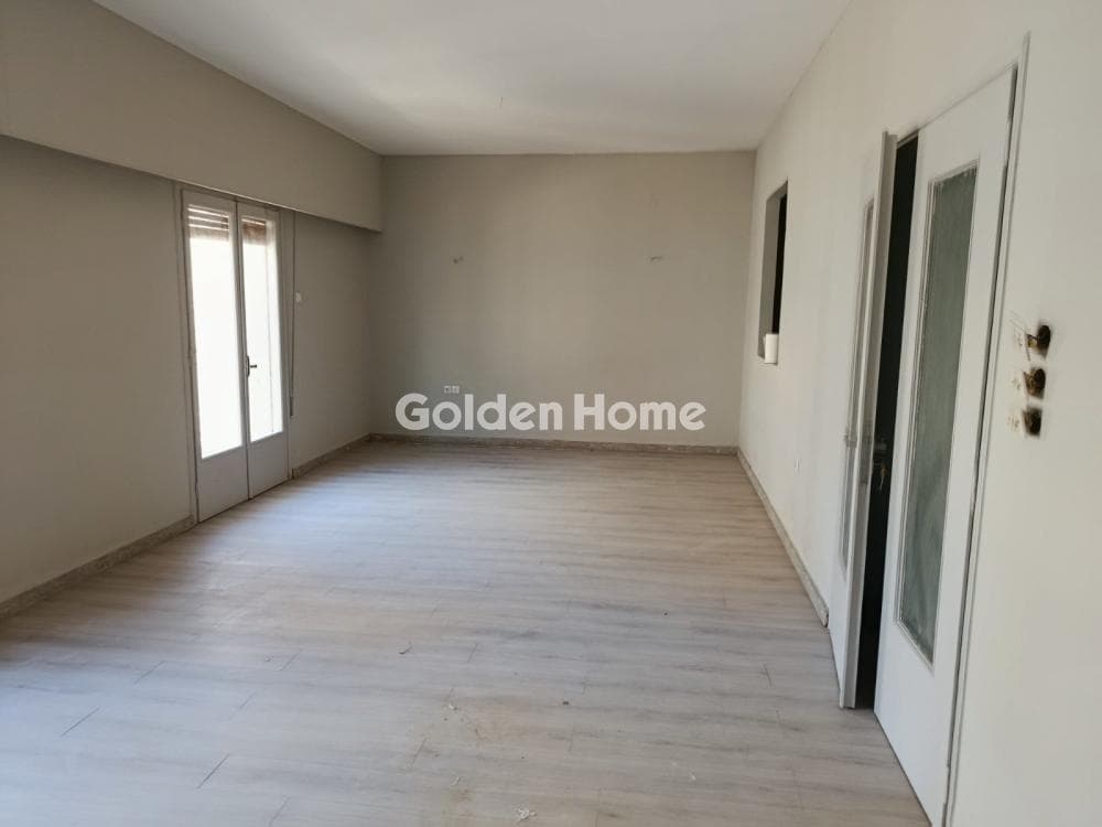 Apartment in Piraiki, Piraeus — Photo 1 of 13