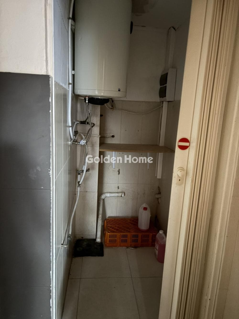Retail Store in Agios Ioannis Chrisostomos, Nikaia — Photo 1 of 18