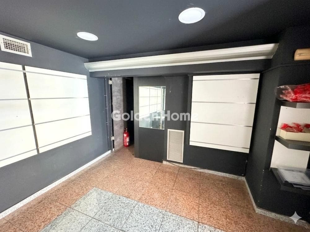 Retail Store in Palatiani, Ilion — Photo 9 of 14