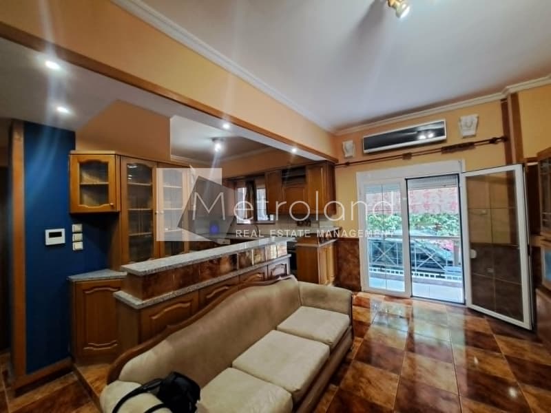 Apartment in Aspra Chomata, Nikaia — Photo 1 of 25
