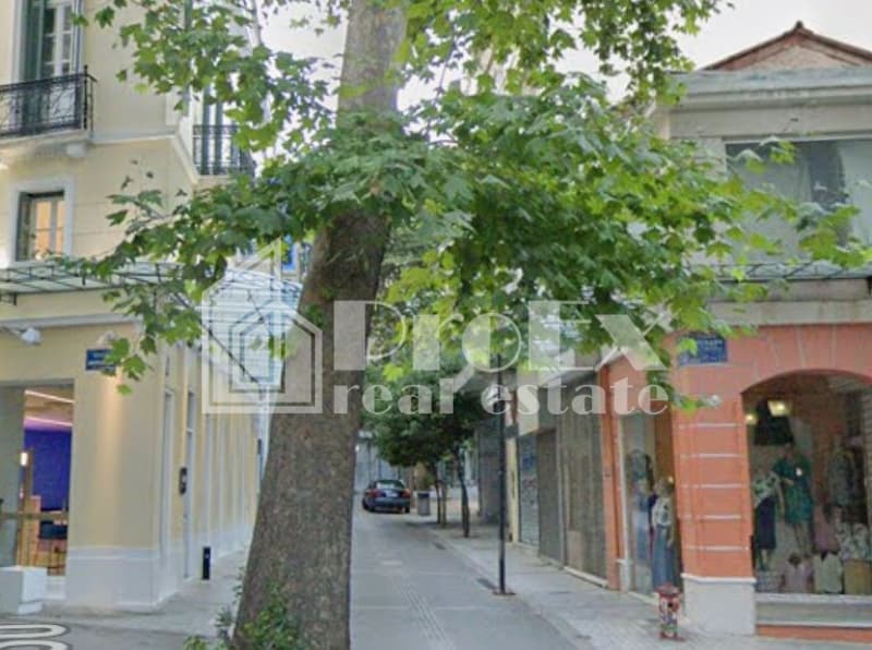 Κατάστημα στην Πλατεία Καρύτση, Κέντρο