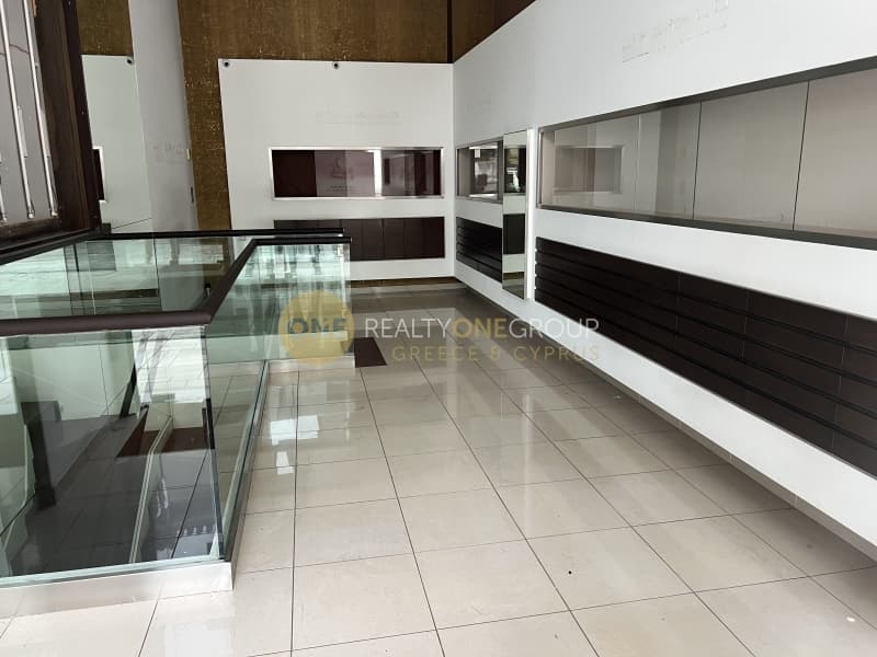 Retail Store in Kefalari, Kifisia — Photo 1 of 5