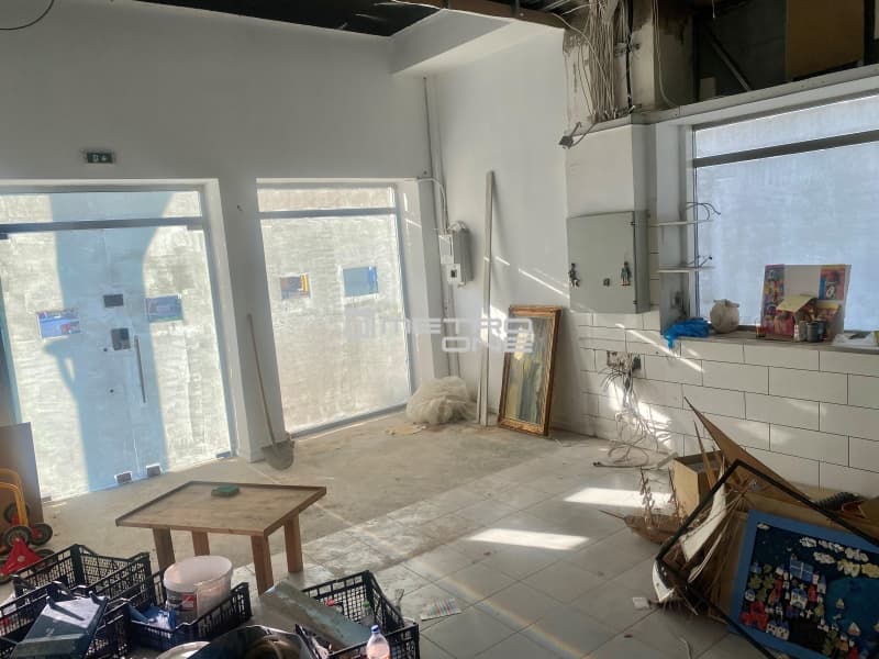 Retail Store in Center, Nea Erithraia — Photo 1 of 4