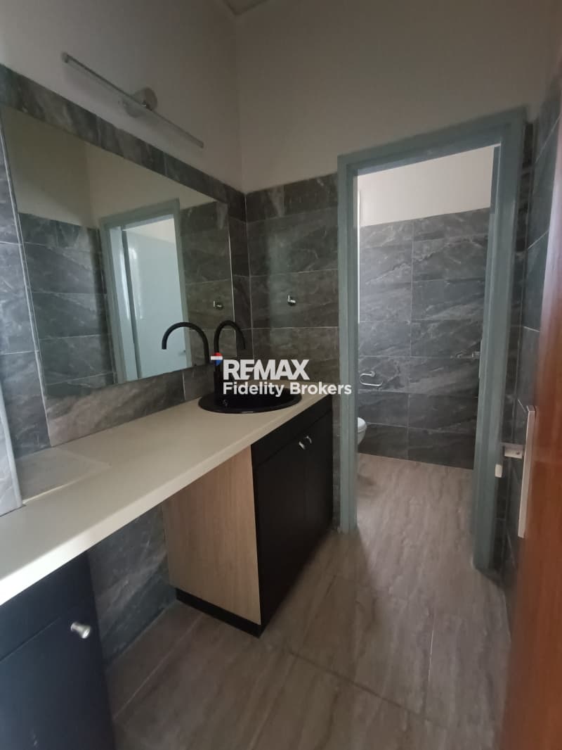 Office in Platia Kanigos, Exarchia - Neapoli — Photo 4 of 9