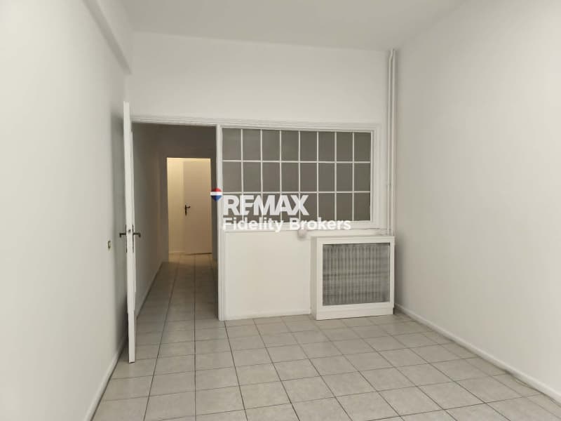 Office in Platia Kanigos, Exarchia - Neapoli — Photo 1 of 6