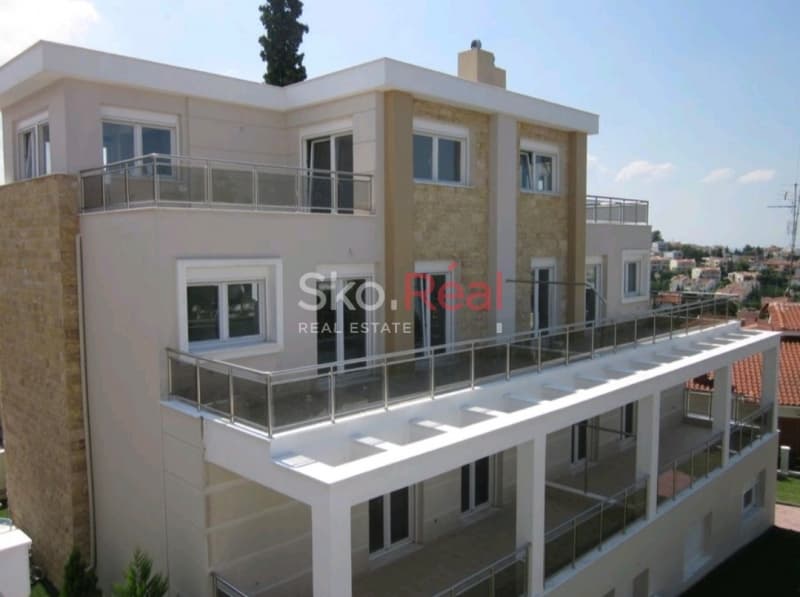 House in Panorama, Panorama — Photo 3 of 25