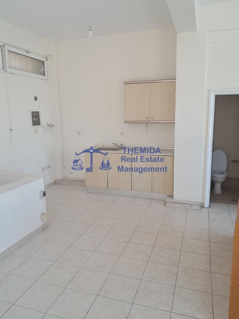Retail Store in Plagiari, Mikra — Photo 1 of 13