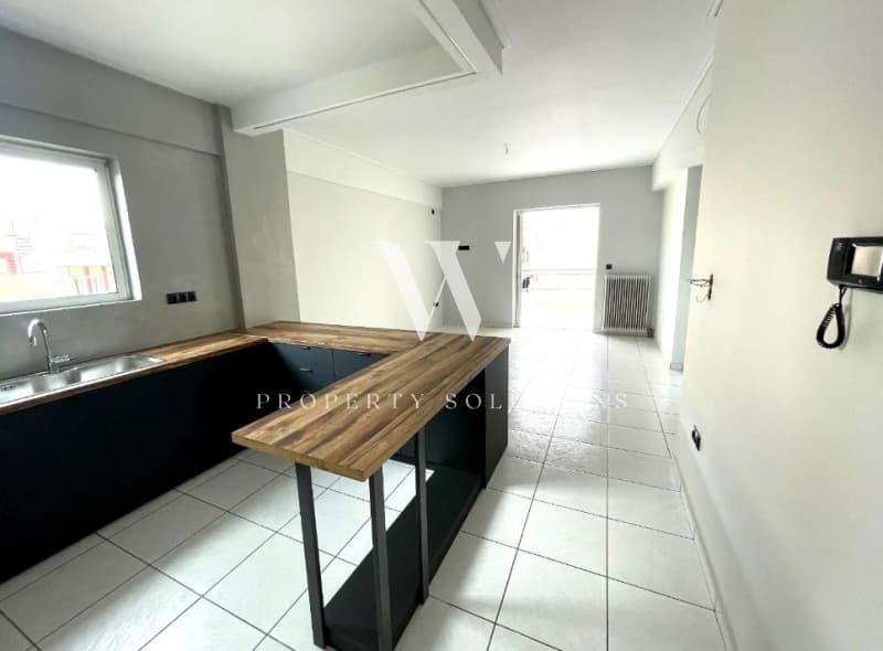 Apartment in Center, Moschato — Photo 3 of 10