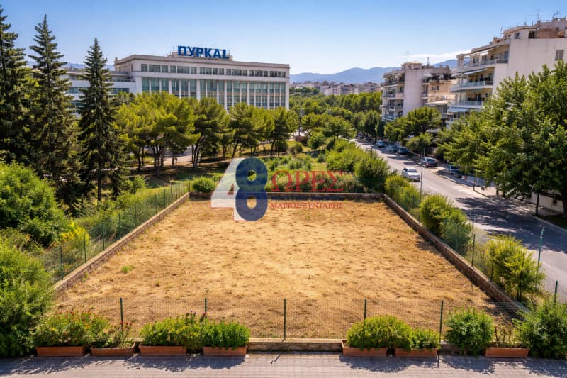 Οικόπεδο στην Πλατεία Υμηττού, Υμηττός