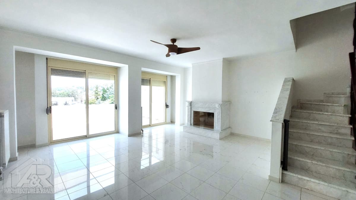 House in Panorama, Panorama — Photo 2 of 30