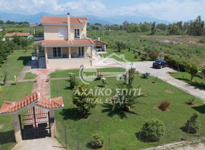 House in Center, Diakopto — Photo 1 of 24