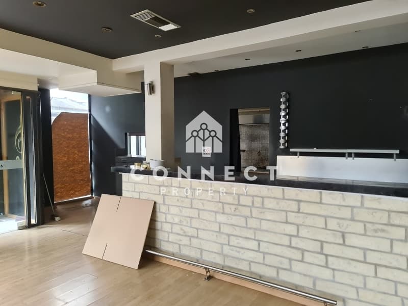 Retail Store in Center, Nea Ionia — Photo 2 of 16
