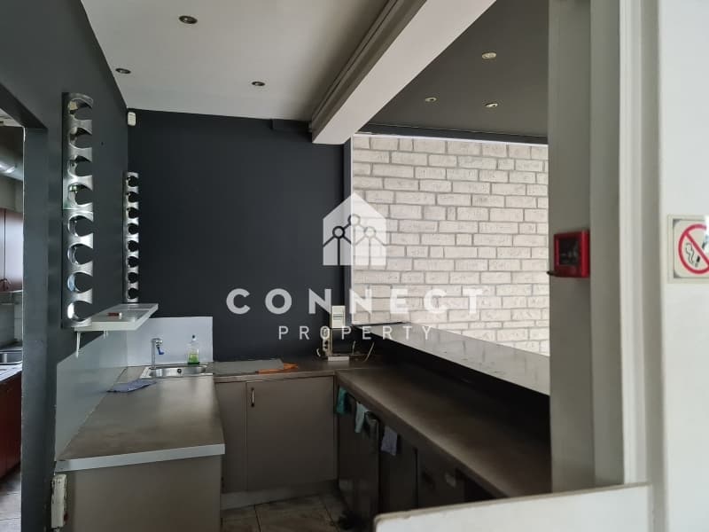 Retail Store in Center, Nea Ionia — Photo 9 of 16