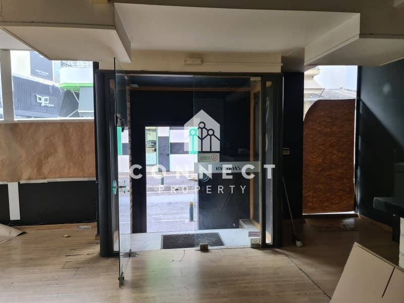 Retail Store in Center, Nea Ionia — Photo 11 of 16