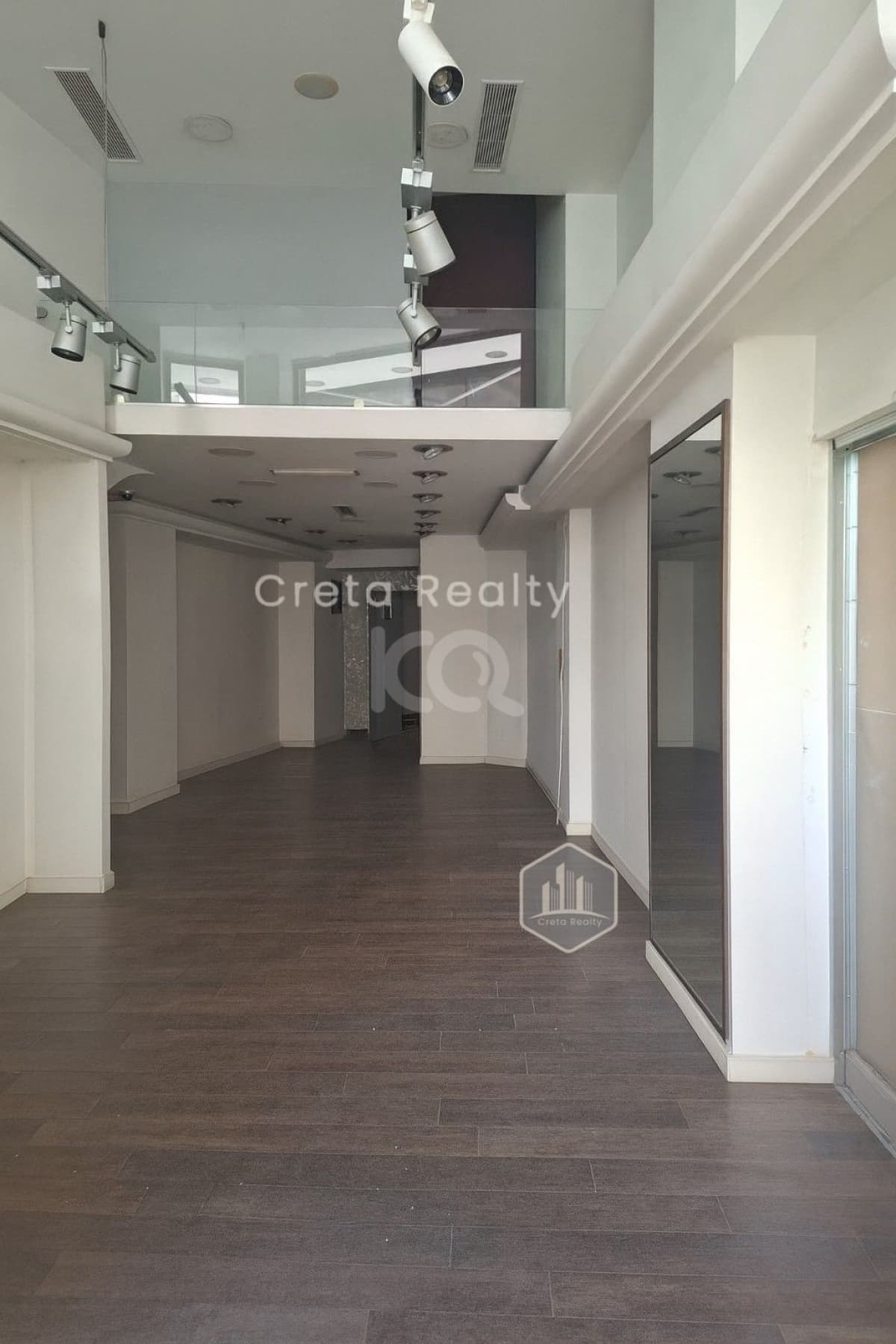 Retail Store in Center, Heraclion Cretes — Photo 1 of 2