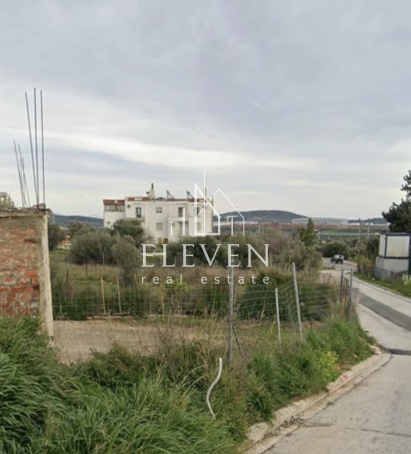 Οικόπεδο στην Νεάπολη, Σπάτα