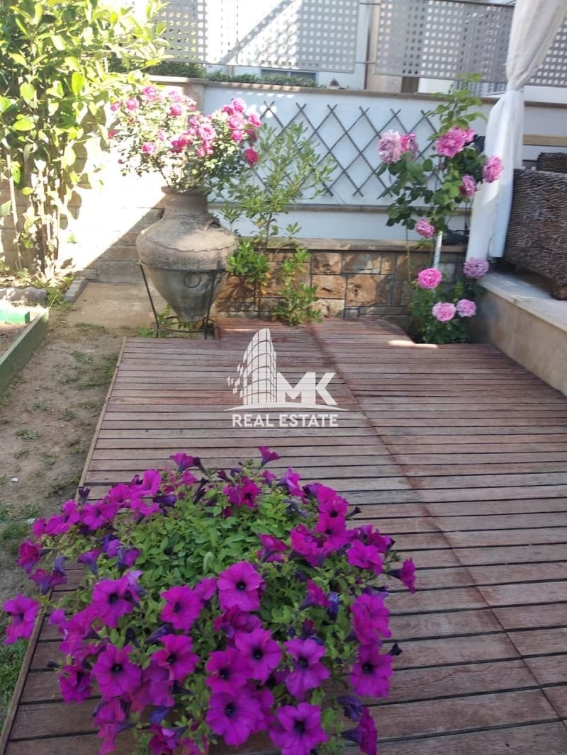 House in Panorama, Panorama — Photo 10 of 17