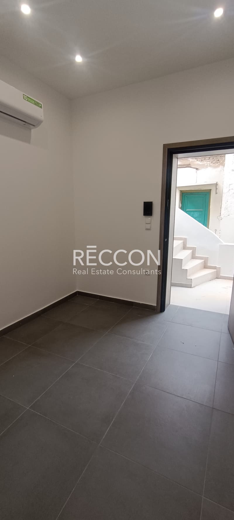 Apartment in Fokionos Negri, Kipseli — Photo 1 of 11