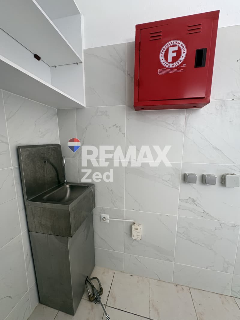 Retail Store in Filakes - Athlitiko Kentro, Koridallos — Photo 10 of 19