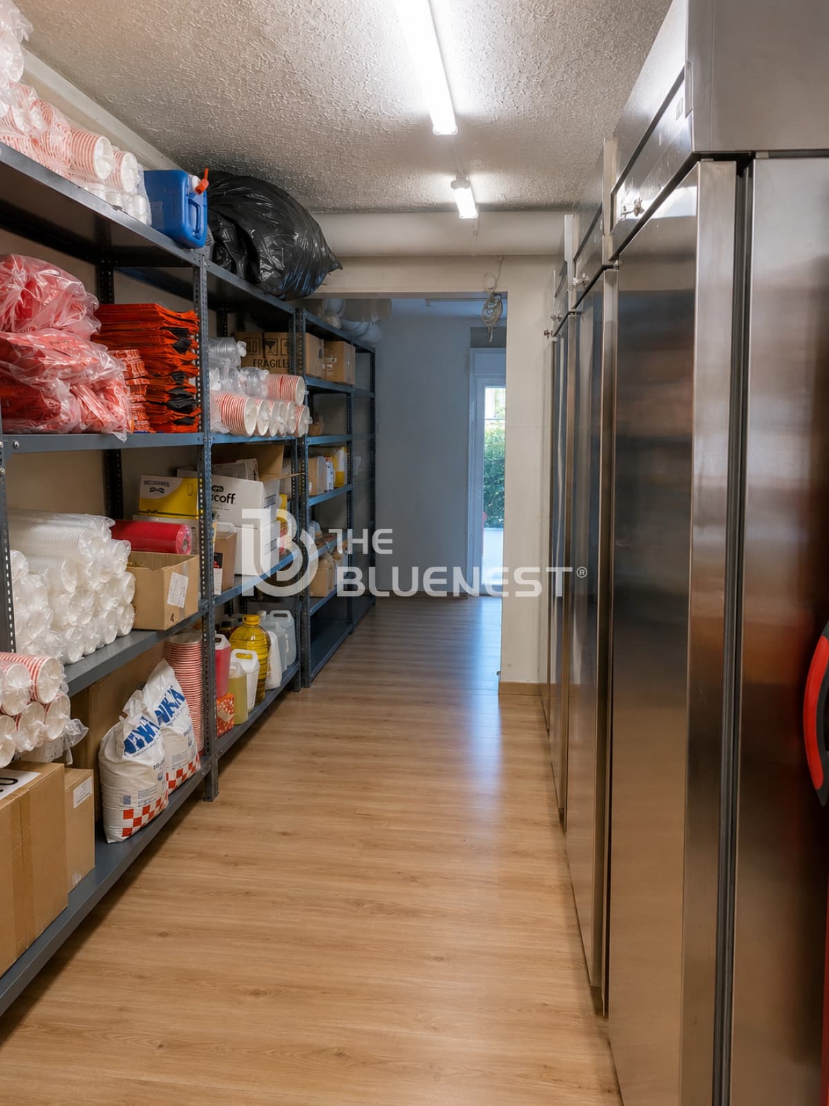 Retail Store in akadimia Platonos, Kolonos - Kolokinthous — Photo 1 of 5