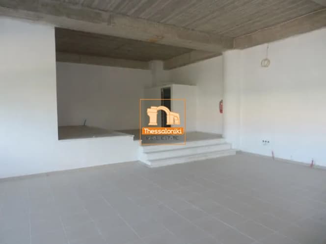 Retail Store in Center, Oreokastro — Photo 1 of 2